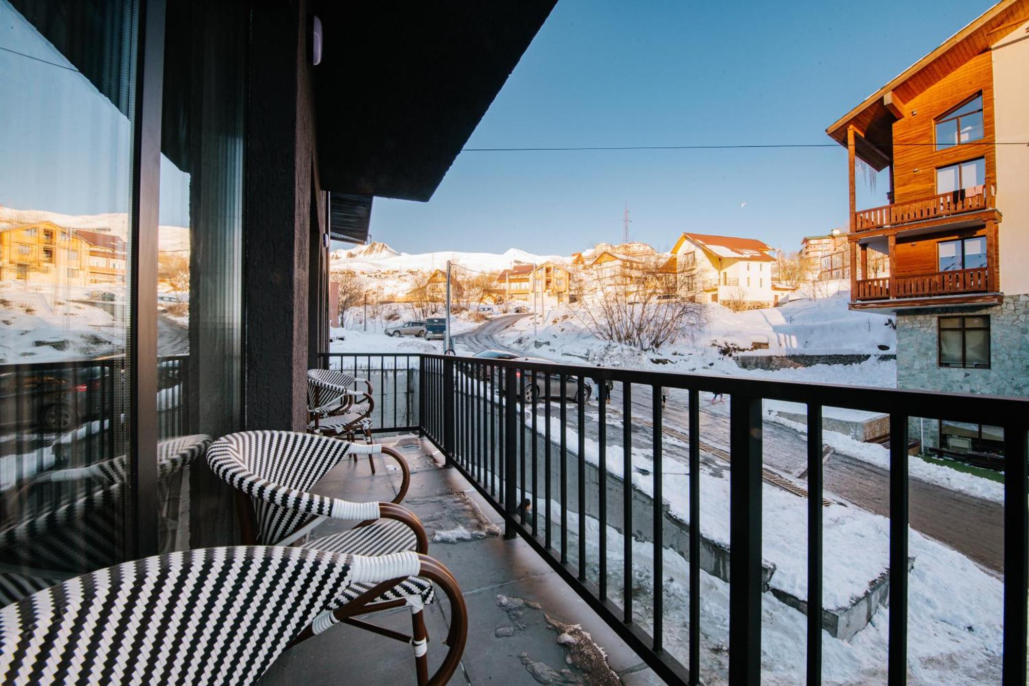 Gudauri Inn Zimmer foto A balcony in the winter