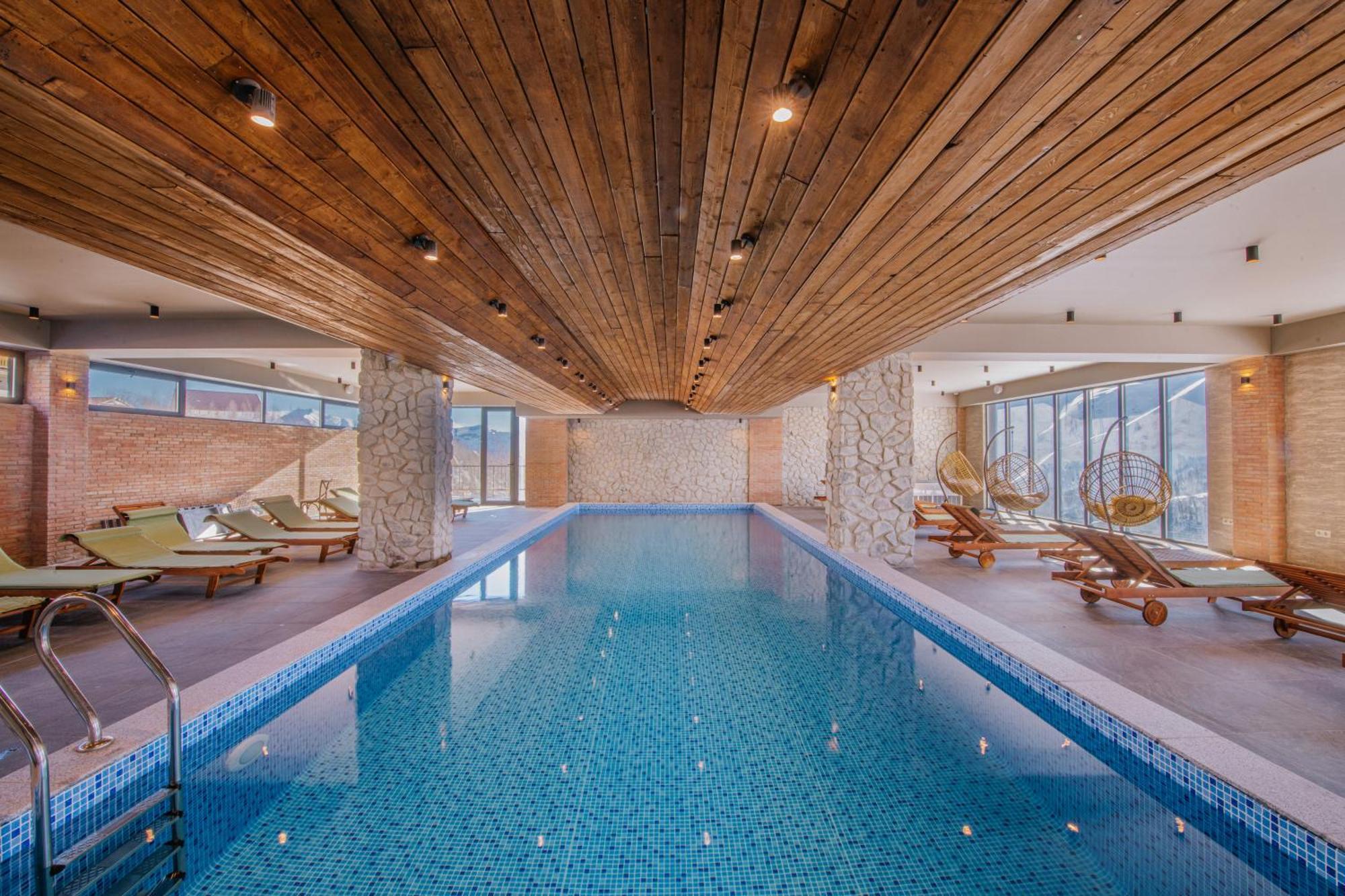 Gudauri Inn Exterior foto The swimming pool at the hotel